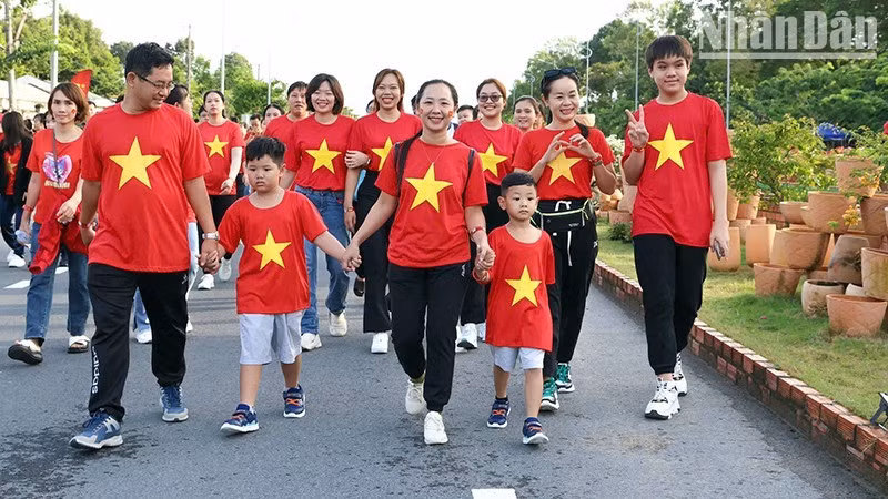 永隆省民众兴高采烈地参加2025年“与越南一同前进” 徒步活动。（霸勇 摄）