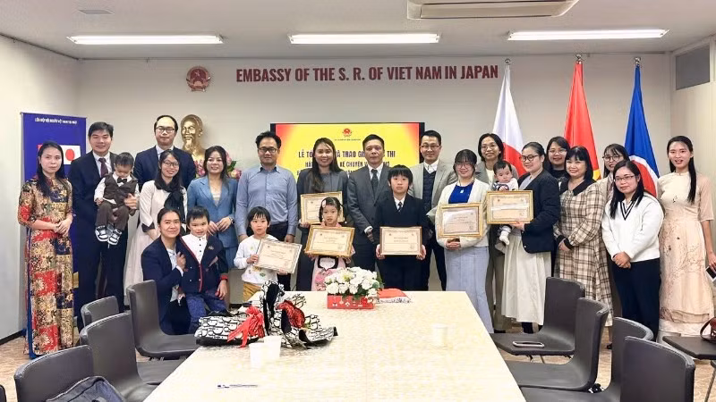 以胡伯伯与儿童为主题的讲故事、绘画、唱歌和诗歌朗诵比赛颁奖仪式在日本举行。