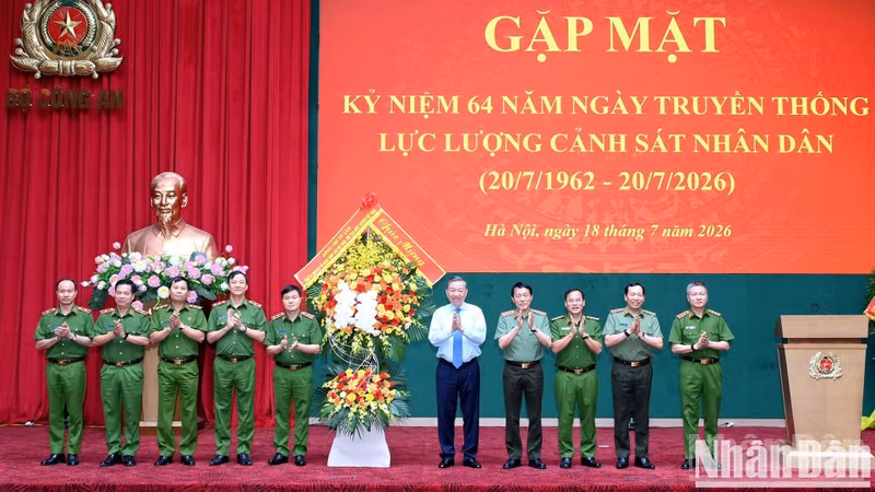 越共中央总书记、国家主席苏林向人民警察力量赠送鲜花。（登科 摄）