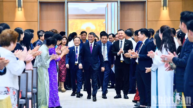 政府总理黎明兴步入会场出席政府常务委员会与企业会议。（青江 摄）