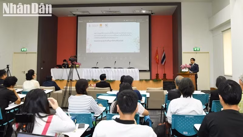 题为“迈向越南与泰国建交50周年：民间交流与文化互鉴”学术研讨会在泰国举行。（明胜 摄）