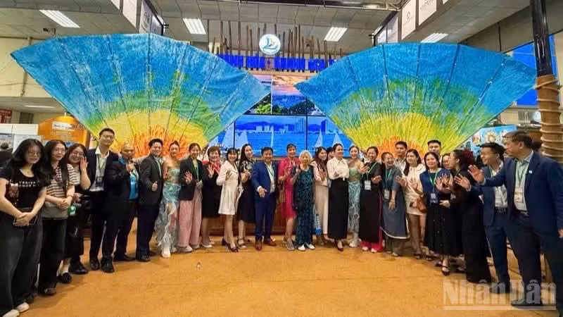 接待来自国际市场的旅游考察团、媒体考察团以及企业代表团前来实地考察，被认为是一种更具说服力的宣传方式。旅行社、合作伙伴及旅游从业者通过亲身体验成为“传播大使”，将庆和省的自然风光与人文特色以真实、生动的方式传播出去。