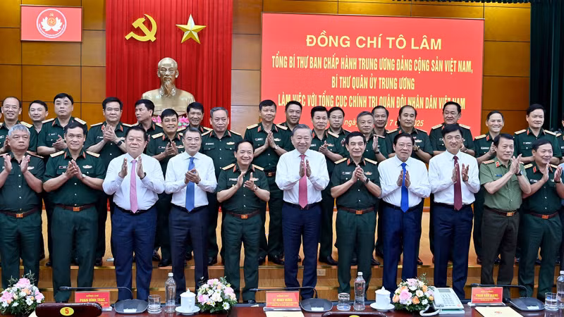 苏林总书记与国防部、越南人民军总政治局干部和领导合影。