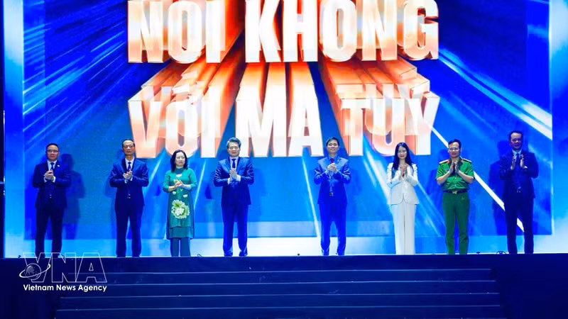 参加“越南工人对毒品说‘不’·百万颗心，同一个决心”活动启动仪式的各位代表。（图片来源：越通社）