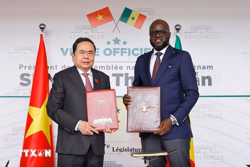 越南国会主席陈青敏与塞内加尔国民议会议长签署合作协议。（图片来源：越通社）