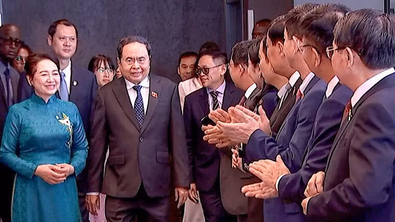 国会主席陈青敏会见越南驻塞大使馆工作人员以及旅塞越南人社群代表。（图片来源：越通社）