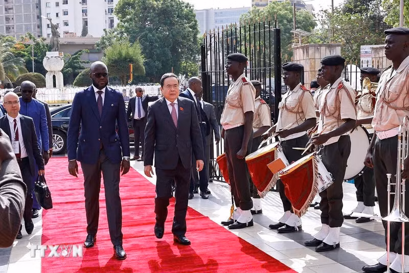 塞内加尔国民议会议长马利克·恩迪亚耶举行隆重仪式欢迎越南国会主席陈青敏到访。（图片来源：越通社）