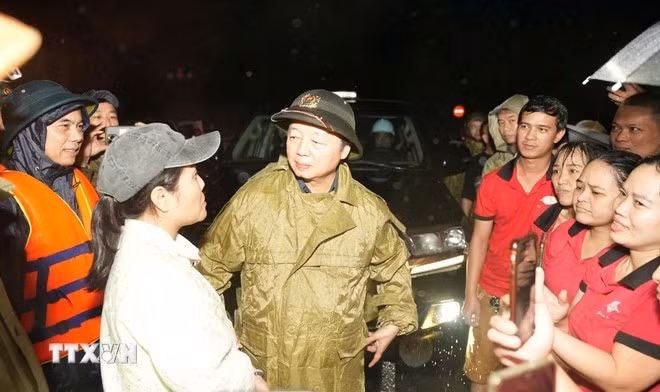 政府副总理陈红河前往顺化市富春坊芝陵街看望受灾群众。（图片来源：越通社）