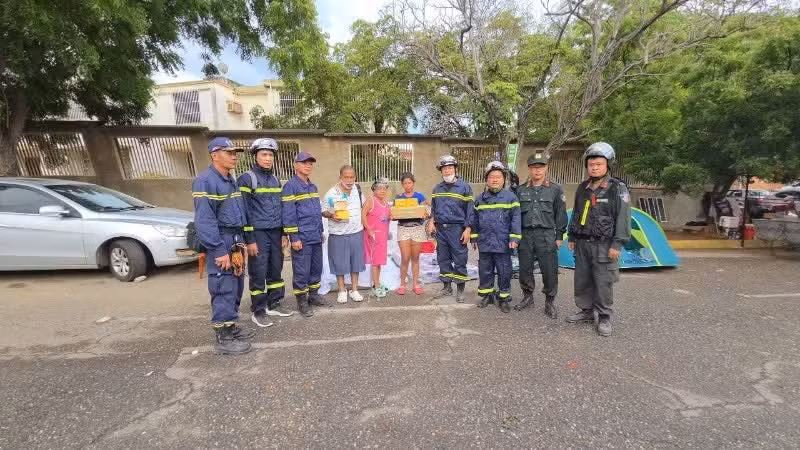 越南公安部救援队走访慰问遇难者家属，向他们赠送口粮。（图片来源：越南公安部）