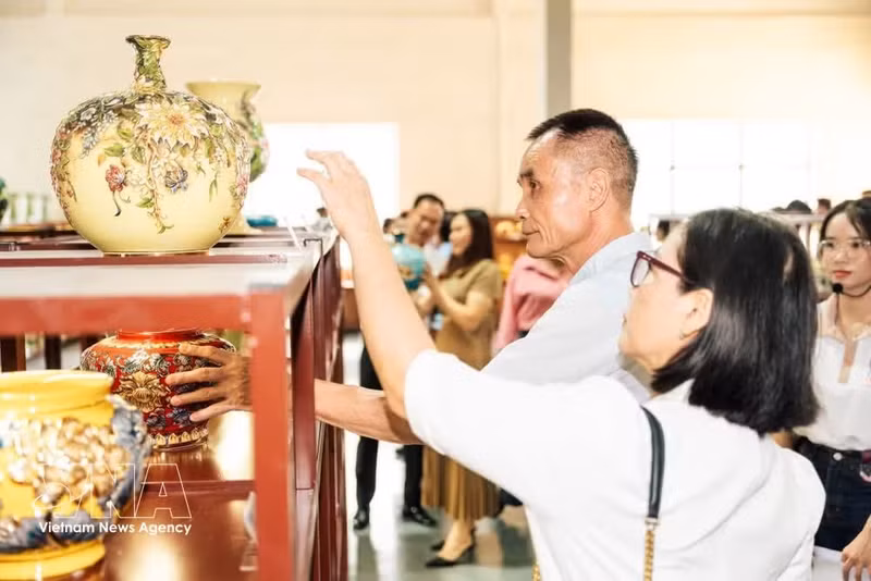 游客参观陶瓷产品。（图片来源：越通社）