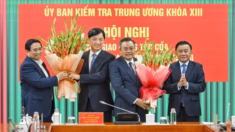 政府总理范明正和中央书记处常务书记陈锦秀向河内市委书记阮维玉和中央检查委员会主任陈士清送花表示祝贺。（水原 摄）