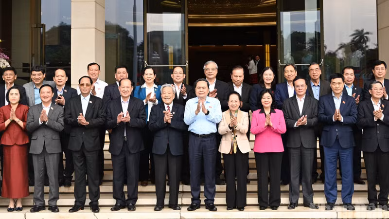 国会主席陈青敏与越南祖国阵线中央委员会主席裴氏明怀以及各位代表合影。