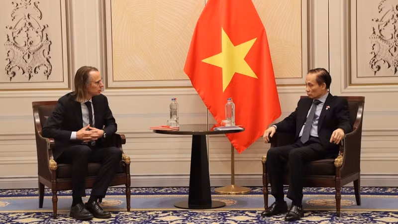 越南外交部长黎怀忠会见比利时劳动党副总书记本杰明·佩斯蒂奥。（越南外交部供图）