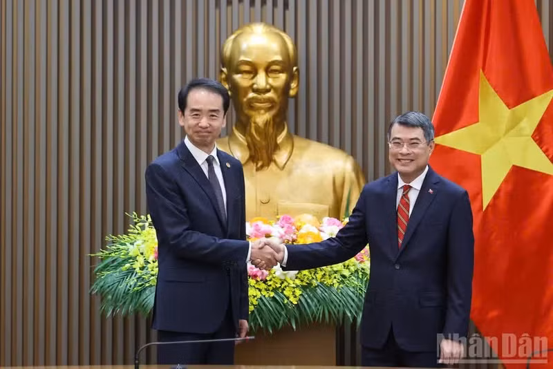 越南政府总理黎明兴会见中国驻越南大使何炜。