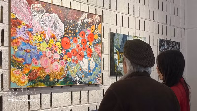 游客参观"在法兰西土地的越南之魂"画展与书展。（图片来源：越通社）