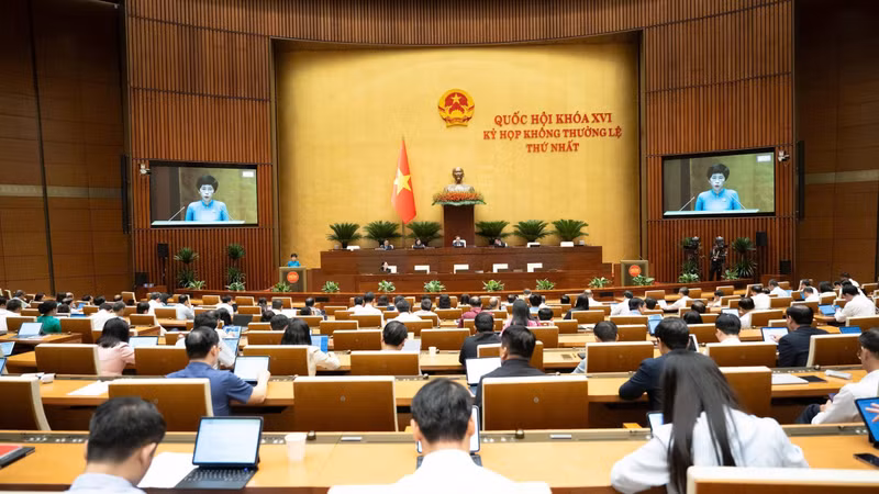 8月21日上午的会议现场。（图片来源：quochoi.vn）