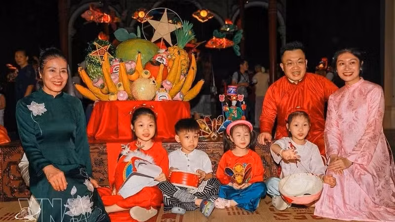 游客们对中秋节传统玩具十分感兴趣。(图片来源：越通社）