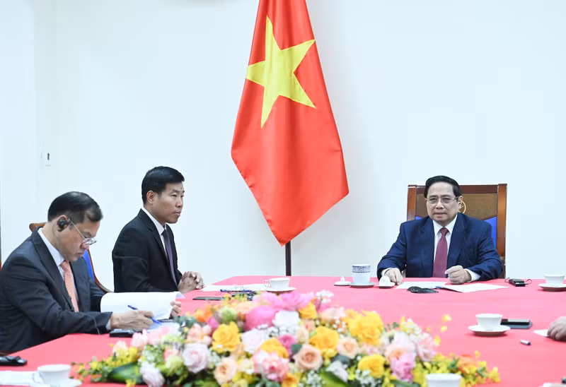 越南政府总理范明正与新加坡总理黄循财通电话。（图片来源：越通社）