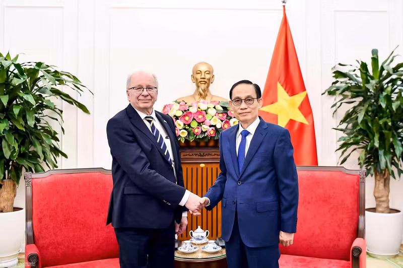 越南外交部部长黎怀忠会见瑞典外交部国务秘书哈特留斯。（图片来源：baoquocte.vn）