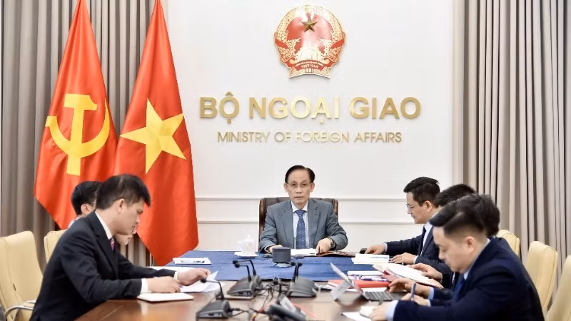 越南外交部长黎怀忠与欧盟委员会副主席兼欧盟外交与安全政策高级代表卡雅·卡拉斯通电话。（图片来源：越南外交部）