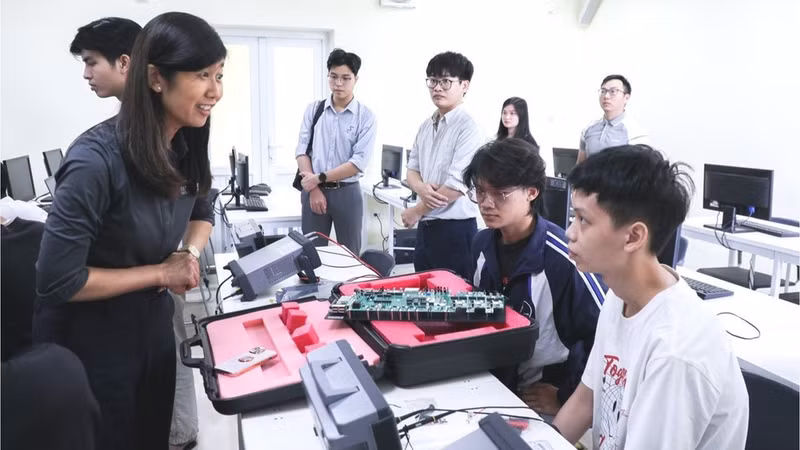 河内国家大学学生在用于物联网（IoT）和半导体教学科研的测量测试设备系统上进行实践。（图片来源：河内国家大学）