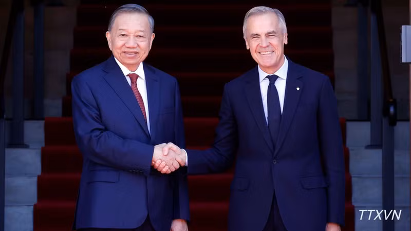 越共中央总书记、国家主席苏林与加拿大总理马克·卡尼握手合影。（图片来源：越通社）