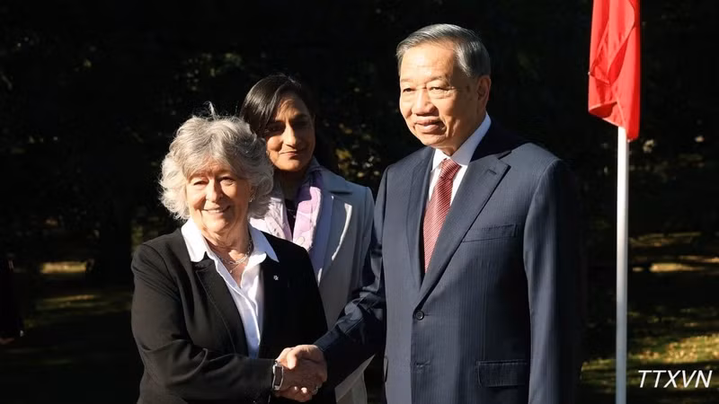 加拿大总督路易丝·阿尔布尔迎接越共中央总书记、国家主席苏林。（图片来源：越通社）
