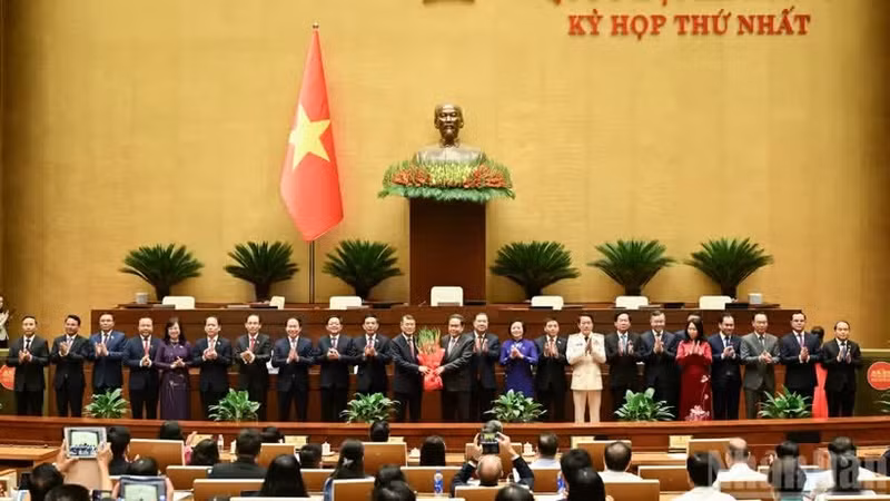 国会主席陈青敏向2026-2031年任期各位政府成员送花表示祝贺。（维灵 摄）