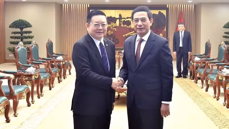 越南政府副总理兼国防部长潘文江会见东盟秘书长高金洪。