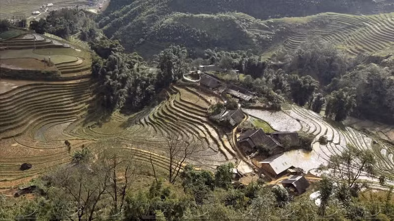 游客在侯涛山顶远眺，可见芒族村舍若隐若现于层层梯田之间。（图片：越通社）