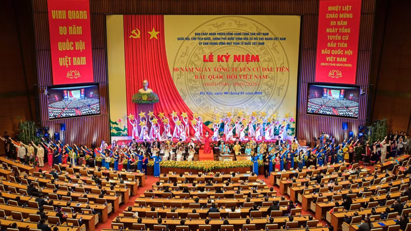 越南首届国会大选80周年庆典上的文艺演出。