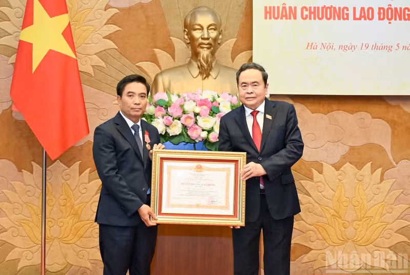 国会主席陈青敏代表党和国家领导人，向国会副主席阮尹英授予一等劳动勋章。