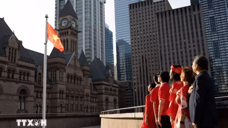 旅居加拿大的越南人社群在加拿大各地的行政中心隆重举行升旗仪式，以表达对祖国的自豪感和心系祖国的团结精神。（图片来源：越通社）