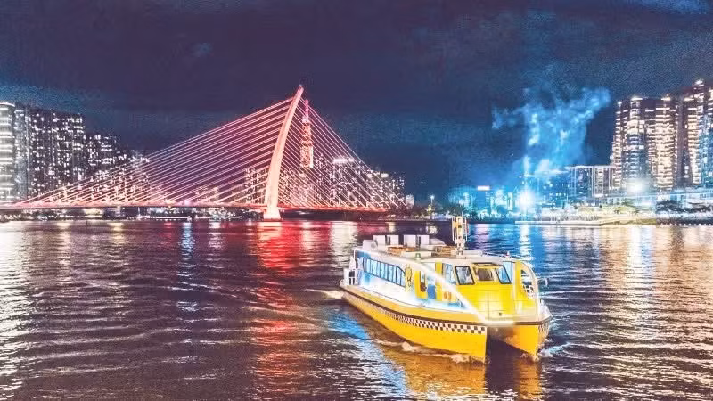 在西贡河上运行的水上巴士1号线（白藤—灵东）自2017年11月投入运营以来，已吸引数百万名乘客前来观光旅游。（贵贤 摄）