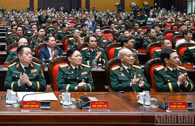 出席大会的党和国家领导人、原领导人以及各位代表。