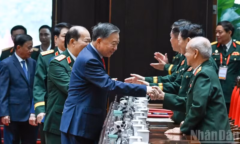 越共中央总书记、国家主席苏林与各位代表亲切握手交谈。