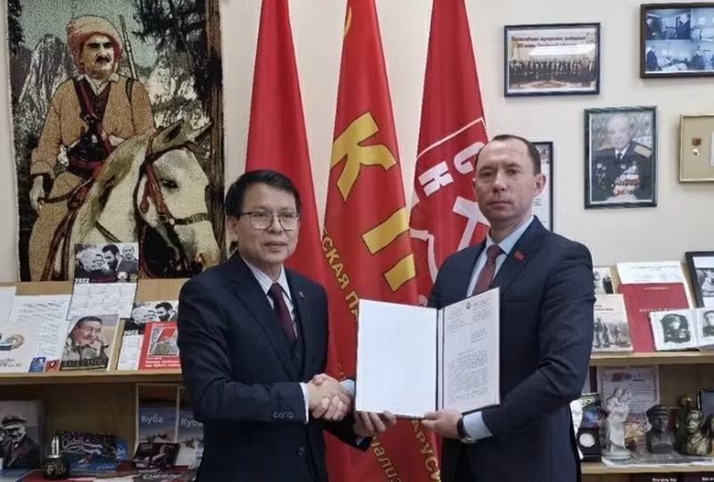 白俄罗斯共产党中央委员会第一书记谢尔盖·西兰科夫在会见阮文忠大使时转交了白俄罗斯共产党致越共十四大的贺信。（图片来源：越通社）