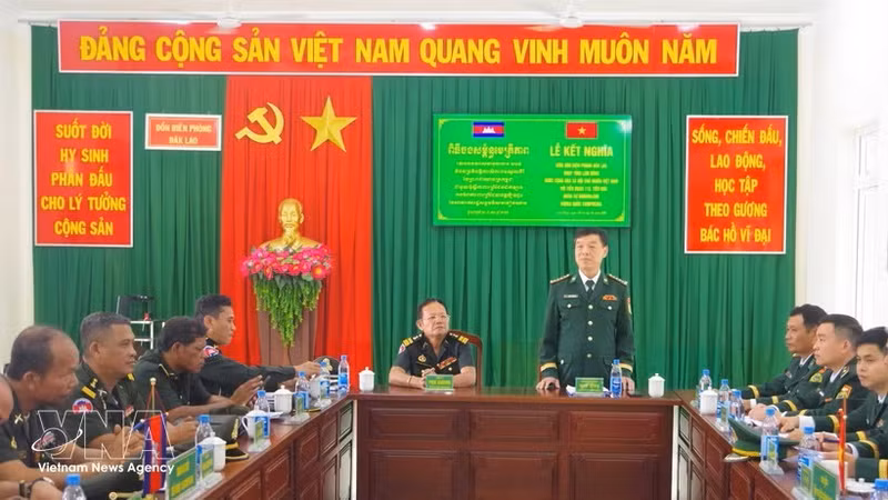 林同省边防部队指挥部副指挥长兼参谋长范春度大校在仪式上发表讲话。（图片来源：越通社）