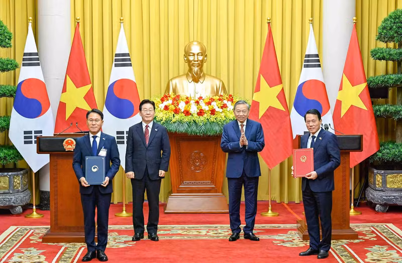 越共中央总书记、国家主席苏林与韩国总统李在明共同出席越南与韩国各部门间多项合作文件的交换仪式。（图片来源：baoquocte.vn） 