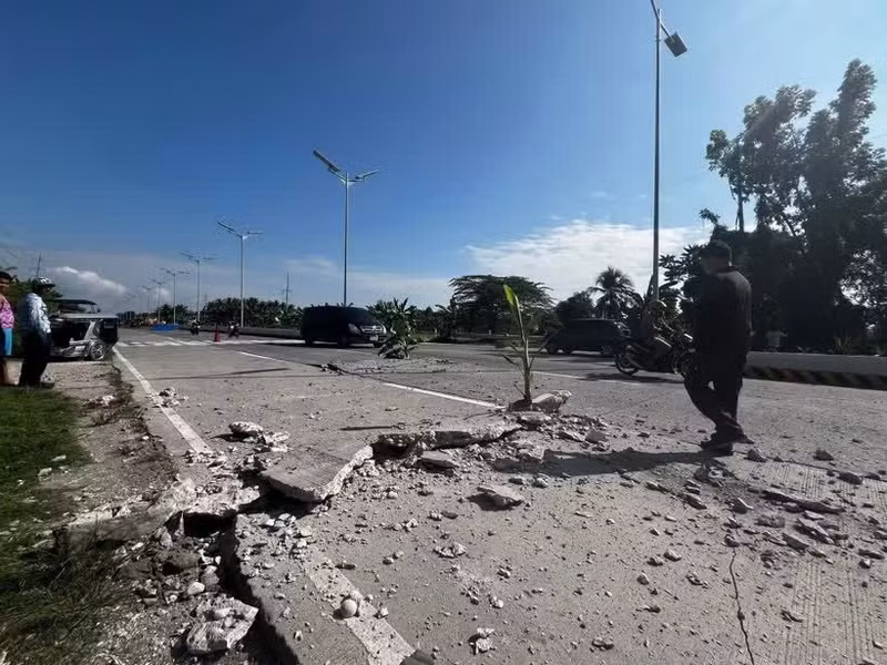 2026年6月8日，菲律宾南哥打巴托省一条在地震后开裂的道路。（图片来源：新华社/越通社）