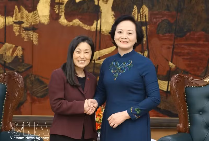 政府副总理范氏青茶会见美国驻越大使詹妮弗·威克斯。（图片来源：越通社）