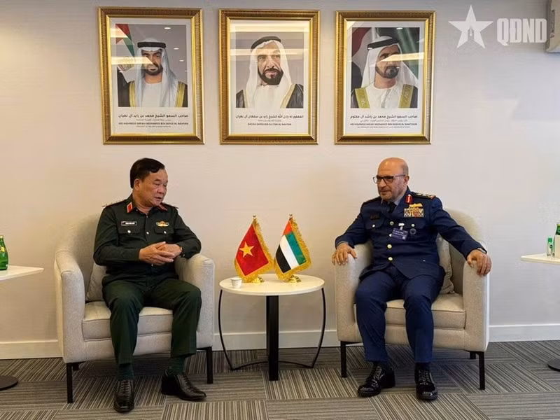 越南国防部副部长黄春战上将会见阿联酋国防部副部长易卜拉欣·纳赛尔·阿莱维中将。（图片来源：人民军报）