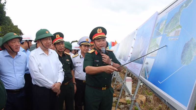 越共中央总书记苏林率中央工作代表团前往金瓯省角地乡薯岛展开走访调研。（图片来源：越通社）