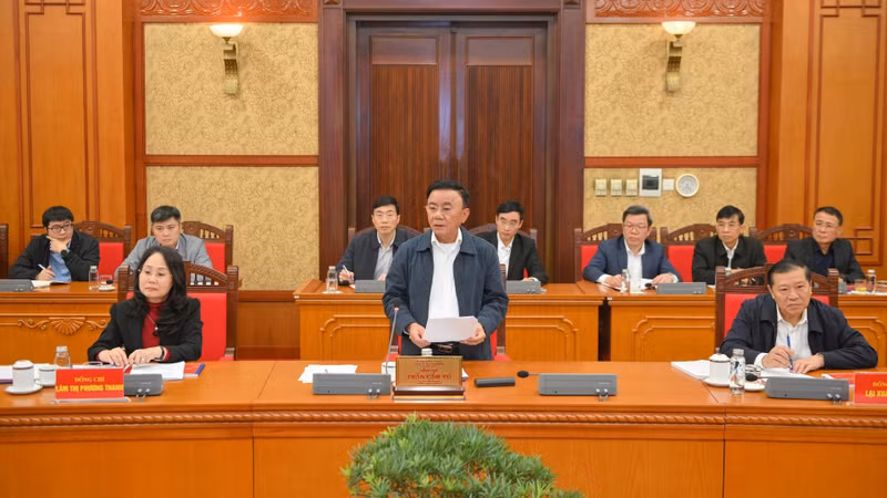 越共中央书记处常务书记陈锦秀在会上致辞。（世代 摄）