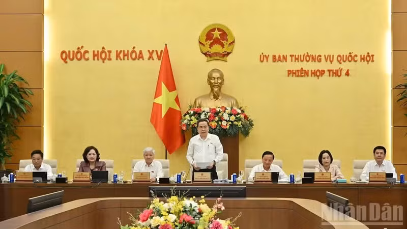 越南国会主席陈青敏主持会议并致开幕词。（水原 摄）