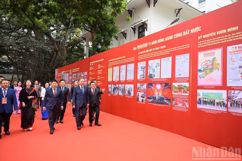 苏林总书记以及党和国家领导人参观《人民报》75周年与国家并肩前行的成就展。（维灵 摄）