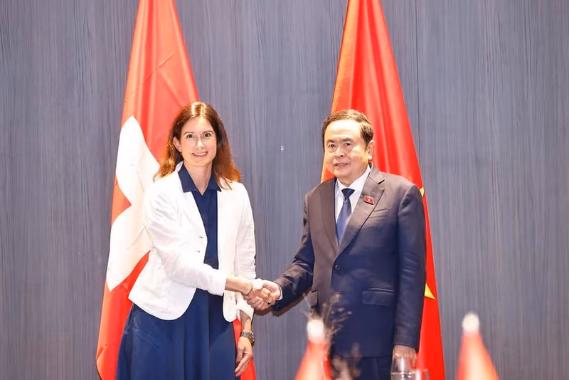 越南国会主席陈青敏会见瑞士国民院议长玛雅·里尼克。（图片来源：越通社）