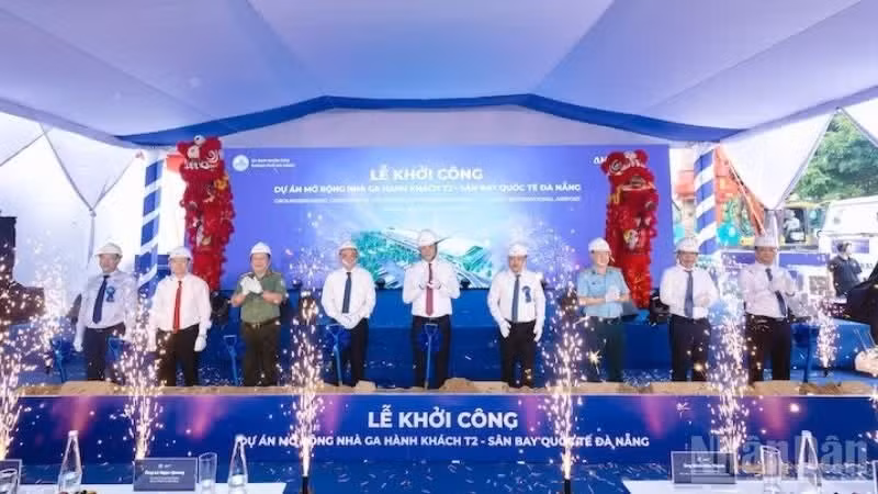 各位代表出席岘港国际机场旅客航站楼（T2航站楼）扩建项目开工仪式。