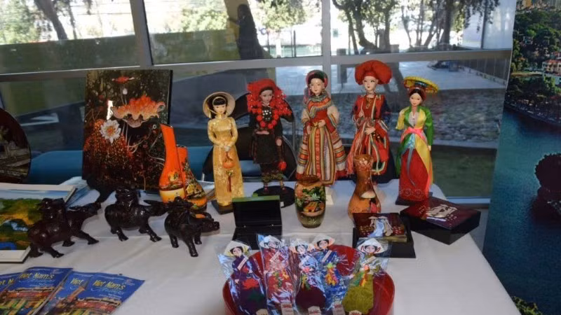 在东盟文化博览会上展出的越南传统手工艺品。（图片来源：越南驻智利大使馆）