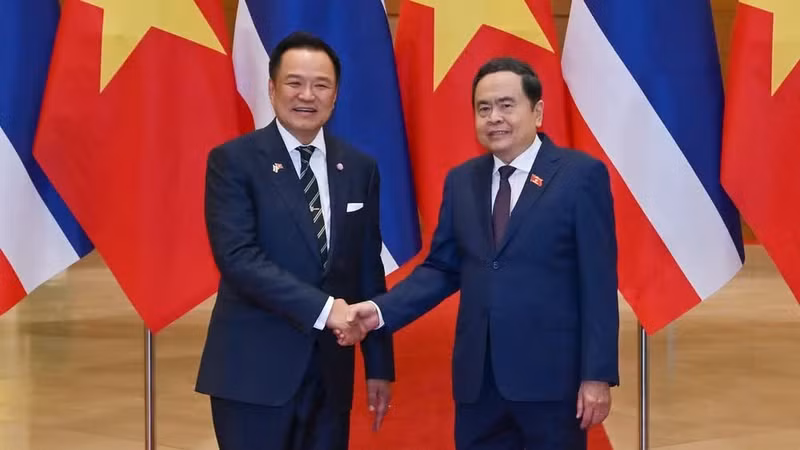 越南国会主席陈青敏会见泰国总理阿努廷·参威拉军。